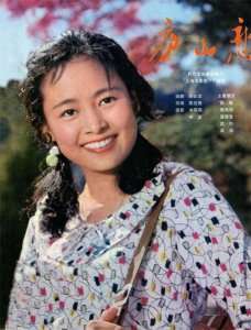 ​张瑜惊艳回归：65岁清新优雅，穿搭简单精致