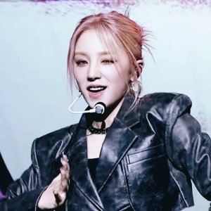 ​宋雨琦恋情曝光后首露面，跳热舞和粉丝互动比心，闭口不谈王嘉尔