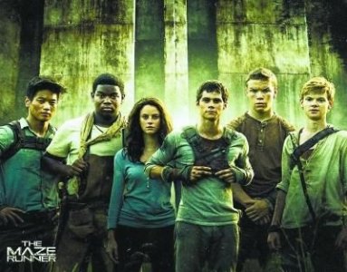 ​《移动迷宫》男主迪伦·奥布莱恩受伤后首度露面，与粉丝合影