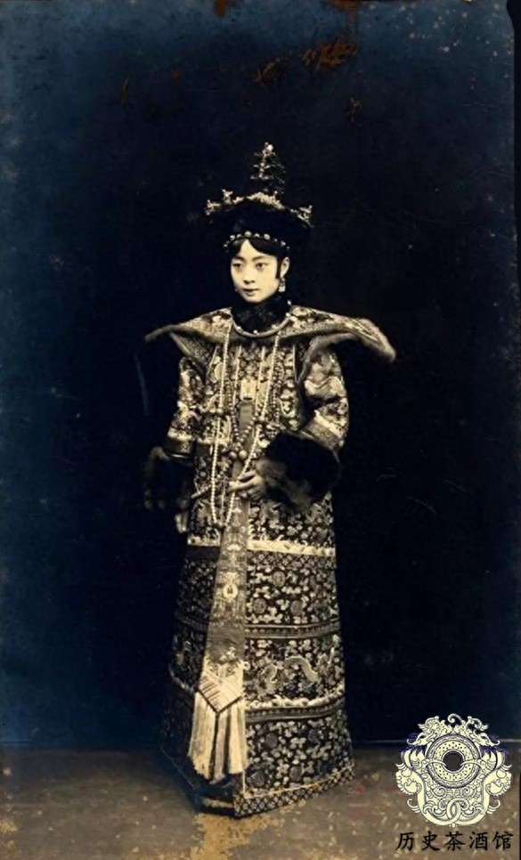 老照片还原末代皇后婉容真实样貌：图四很有气质，图七却满脸烟容