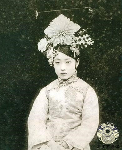老照片还原末代皇后婉容真实样貌：图四很有气质，图七却满脸烟容