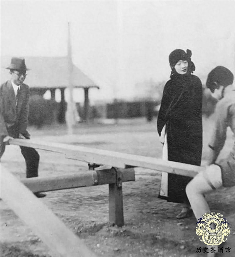 老照片还原末代皇后婉容真实样貌：图四很有气质，图七却满脸烟容