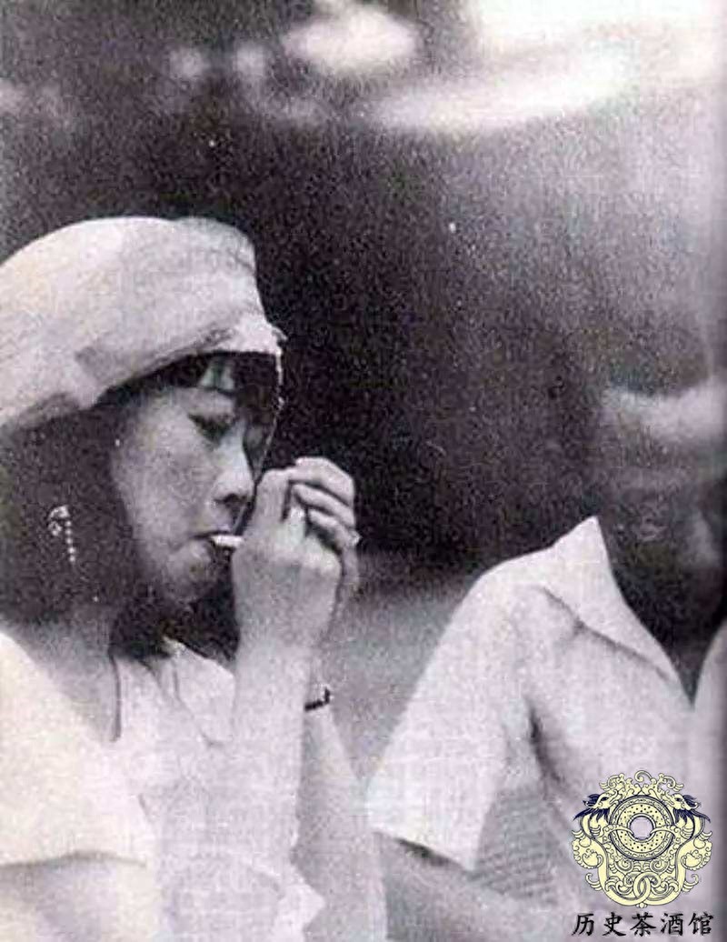 老照片还原末代皇后婉容真实样貌：图四很有气质，图七却满脸烟容