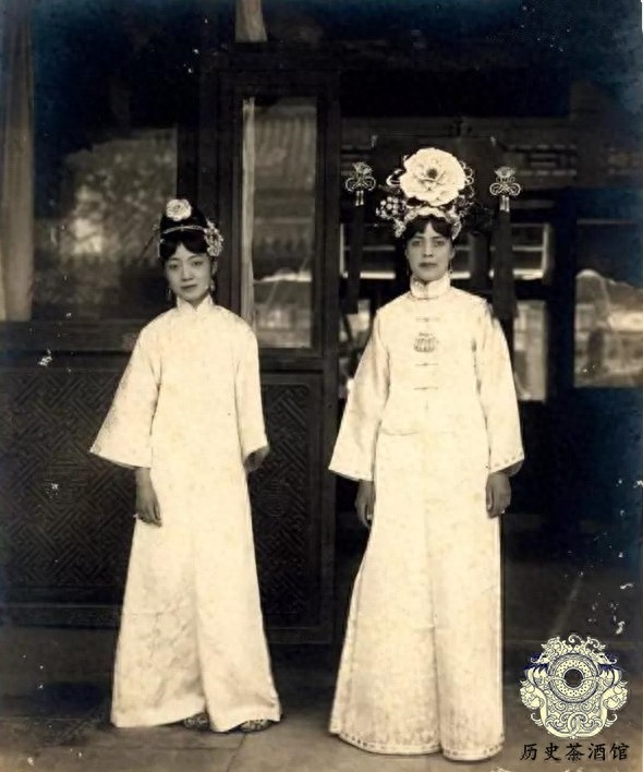 老照片还原末代皇后婉容真实样貌：图四很有气质，图七却满脸烟容