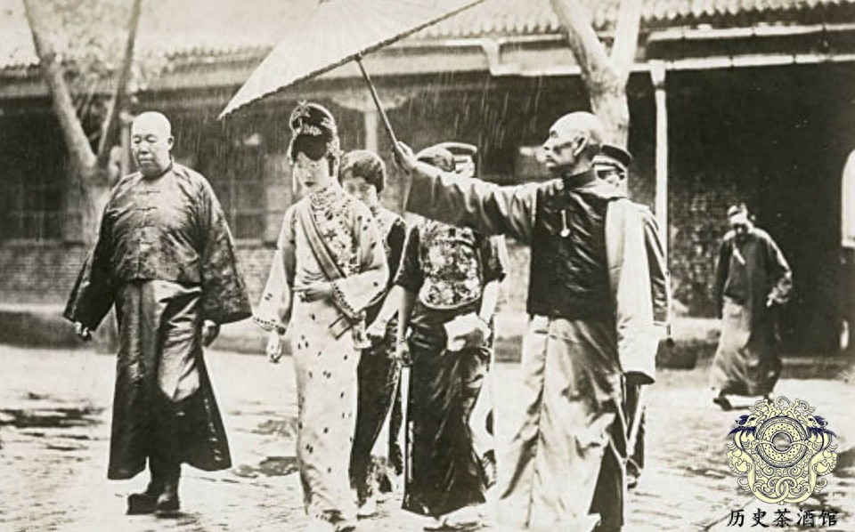 老照片还原末代皇后婉容真实样貌：图四很有气质，图七却满脸烟容