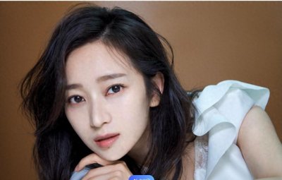 王治郅与90后爱妻甜蜜照流出，相差13岁仍恩爱，结婚五年合体罕见