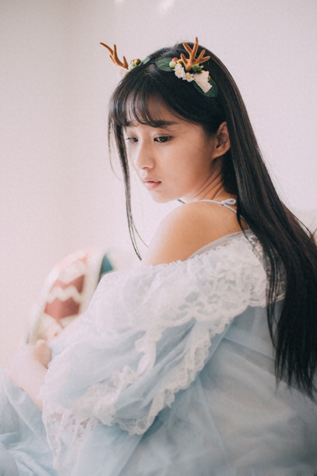 她清纯活力，镜头表现力丰富，成功演绎了“纸上电影”