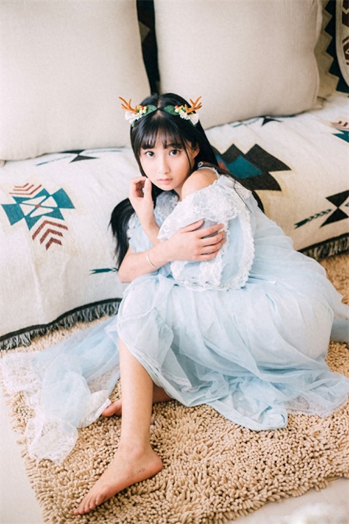 她清纯活力，镜头表现力丰富，成功演绎了“纸上电影”