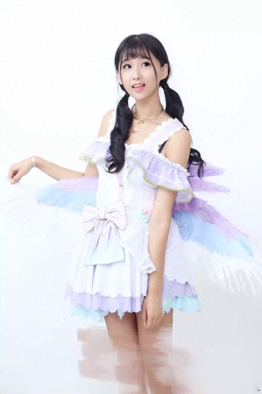 她清纯活力，镜头表现力丰富，成功演绎了“纸上电影”