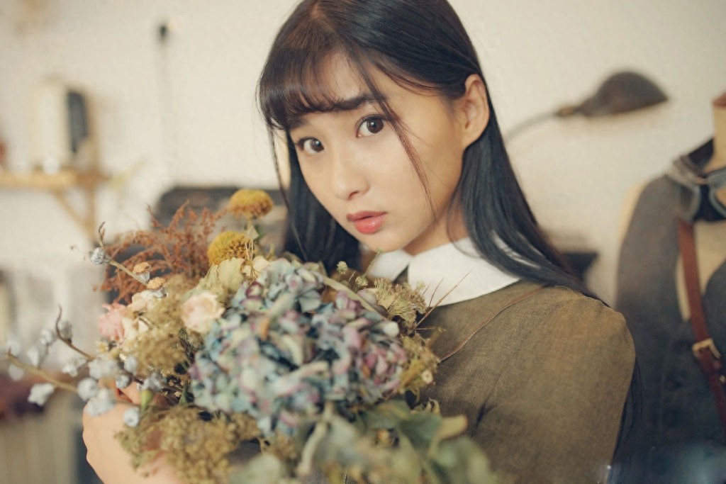 她清纯活力，镜头表现力丰富，成功演绎了“纸上电影”