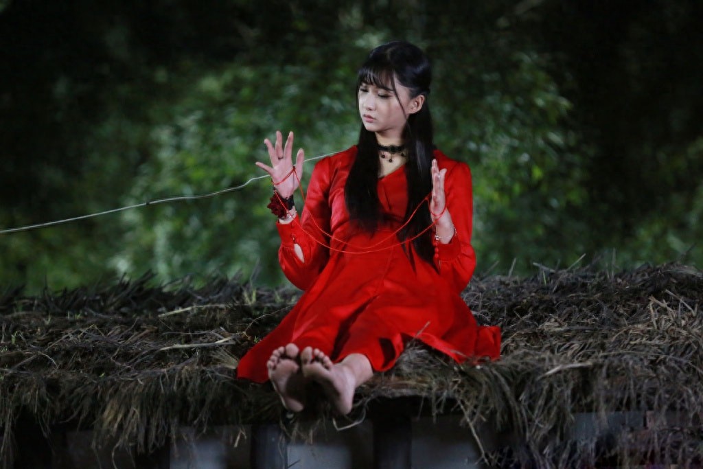 她清纯活力，镜头表现力丰富，成功演绎了“纸上电影”