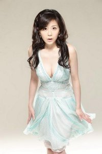 ​与周星驰合影，见鬼了！美女小潘潘吓得全身发抖