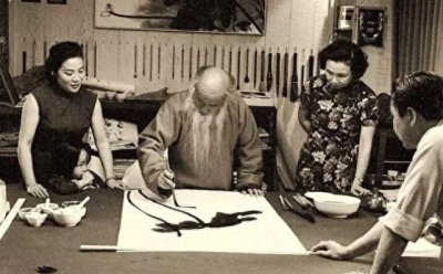 ​15岁嫁给张大千，相伴25年为他生下8个孩子，40岁为何坚决离婚？