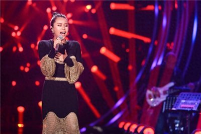 ​18年前，北京女歌手嫁给美国穷小伙，生下混血女儿，如今怎么样了