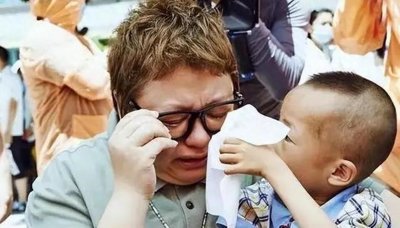 ​25年前贵州缆车失事，2岁孩子失去父母后被韩红收养，如今怎样了