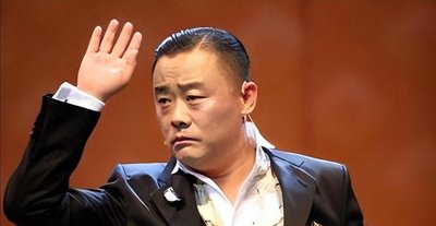 ​从红遍全国到人人唾弃，不可一世的周立波移居美国7年，现状如何