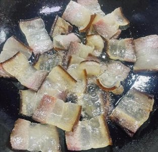 ​腌制腊肉的小诀窍！让腊肉香味更浓郁，成为你冬季餐桌上的主角