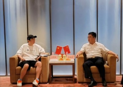 王思聪不搞美女搞事业，穿裤衩与市委领导会面，曾投资失败亏20亿