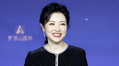 ​从央视一姐到董事长，周涛的一段视频揭示董卿为何比不上她