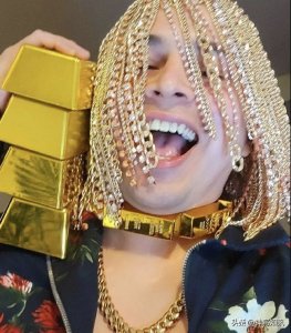 ​真“金发”！墨西哥一说唱歌手钻头骨移植数十条金链作“秀发”