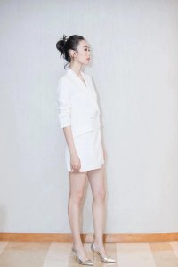 清新优雅，自然洒脱的知性美女——童瑶