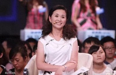 ​表白被拒两次，倒追老公恩爱30年无绯闻，女儿长相甜美清秀可人