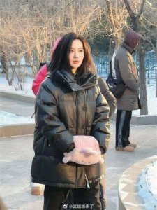 ​演员刘诗诗在哈尔滨拍戏！悬疑剧里饰演女记者