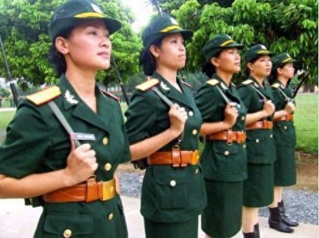 谁敢再说越南没美女?这些越南女兵一个赛一个，尤其是这对姐妹花