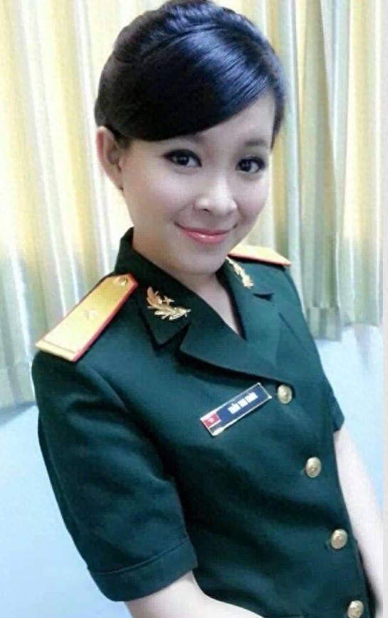 谁敢再说越南没美女?这些越南女兵一个赛一个，尤其是这对姐妹花
