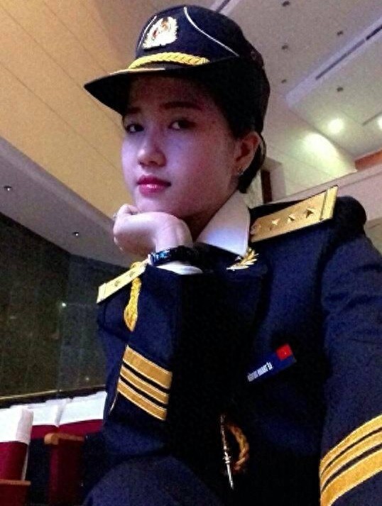 谁敢再说越南没美女?这些越南女兵一个赛一个，尤其是这对姐妹花