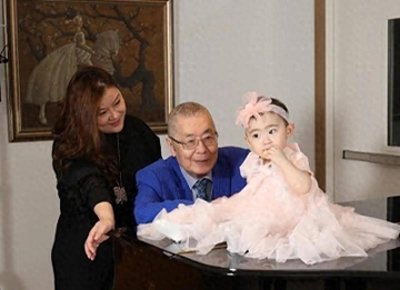 ​孙颖：41岁嫁入豪门，44岁为81岁的老公生下女儿，今拼二胎成功