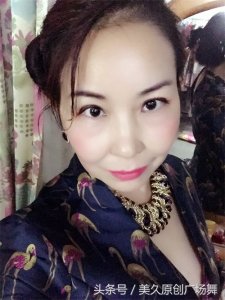 ​美久舞团美女姐姐们完美演绎广场舞《踩踩踩》