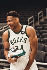 ​最佳代言人！字母哥晒手拿签名鞋的照片与球迷分享