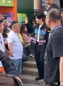 ​黄晓明现身青岛惊呆众人！浓密黑发原来是假发？