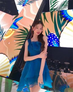 ​18岁8头身美女，张元英晒美照，修长四肢小脸型，芭比娃娃般美貌