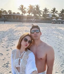 ​王君馨和老公越南旅游，两人拍恩爱照不惧旁人！