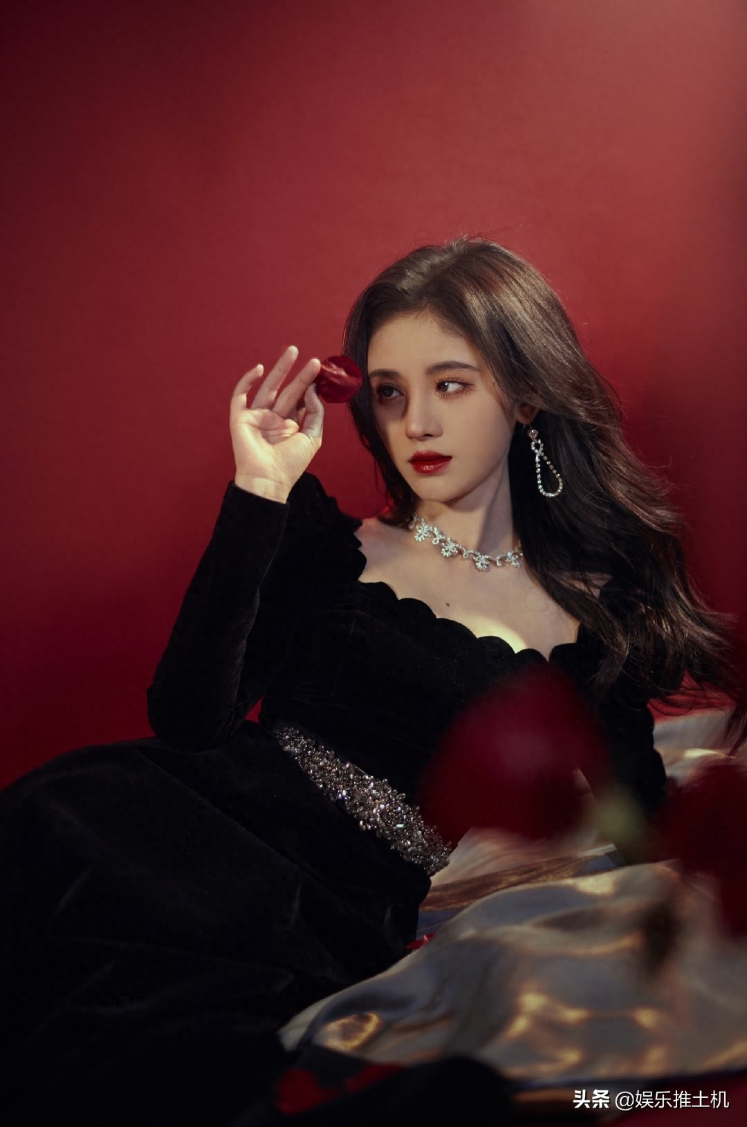 鞠婧祎一身黑色丝绒长裙美丽动人，不愧是中国第一美女！