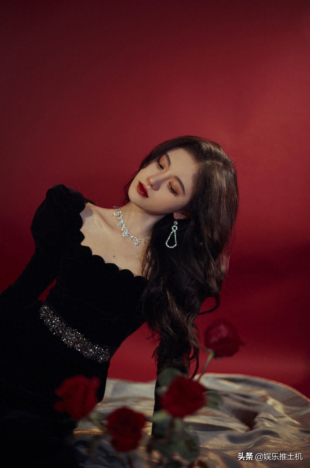 鞠婧祎一身黑色丝绒长裙美丽动人，不愧是中国第一美女！