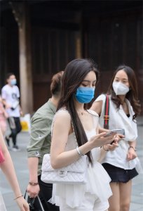 ​街拍：高颜值的美女街拍合集（一）