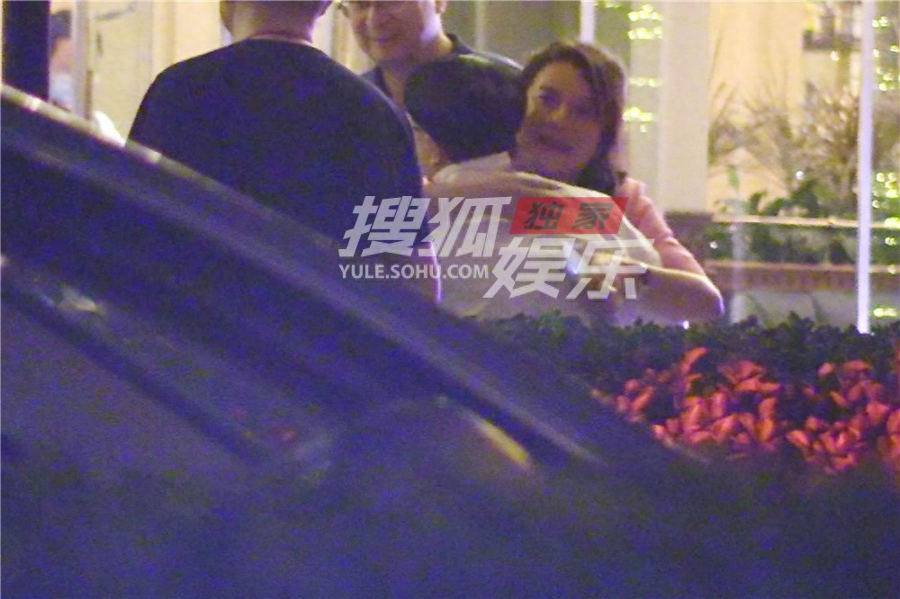 独家：刘纯燕和老公王宁会友！金龟子发型依旧不变