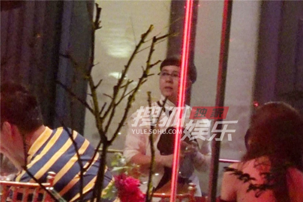 独家：刘纯燕和老公王宁会友！金龟子发型依旧不变