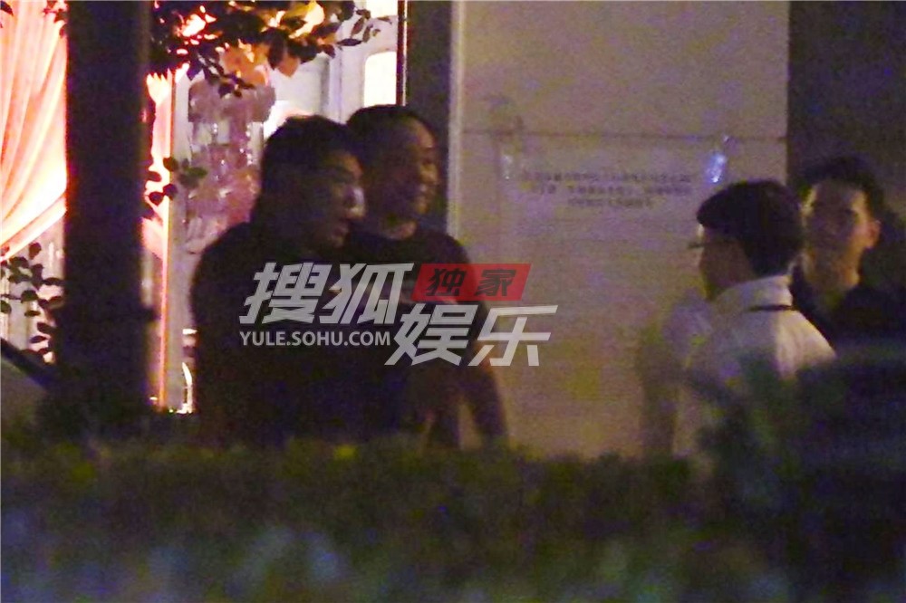 独家：刘纯燕和老公王宁会友！金龟子发型依旧不变