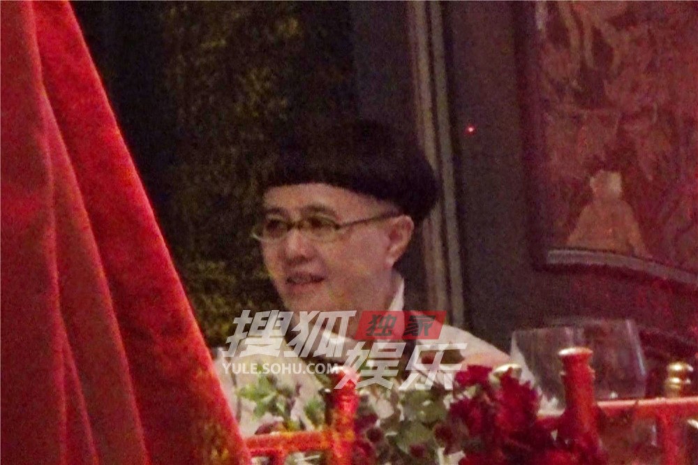 独家：刘纯燕和老公王宁会友！金龟子发型依旧不变