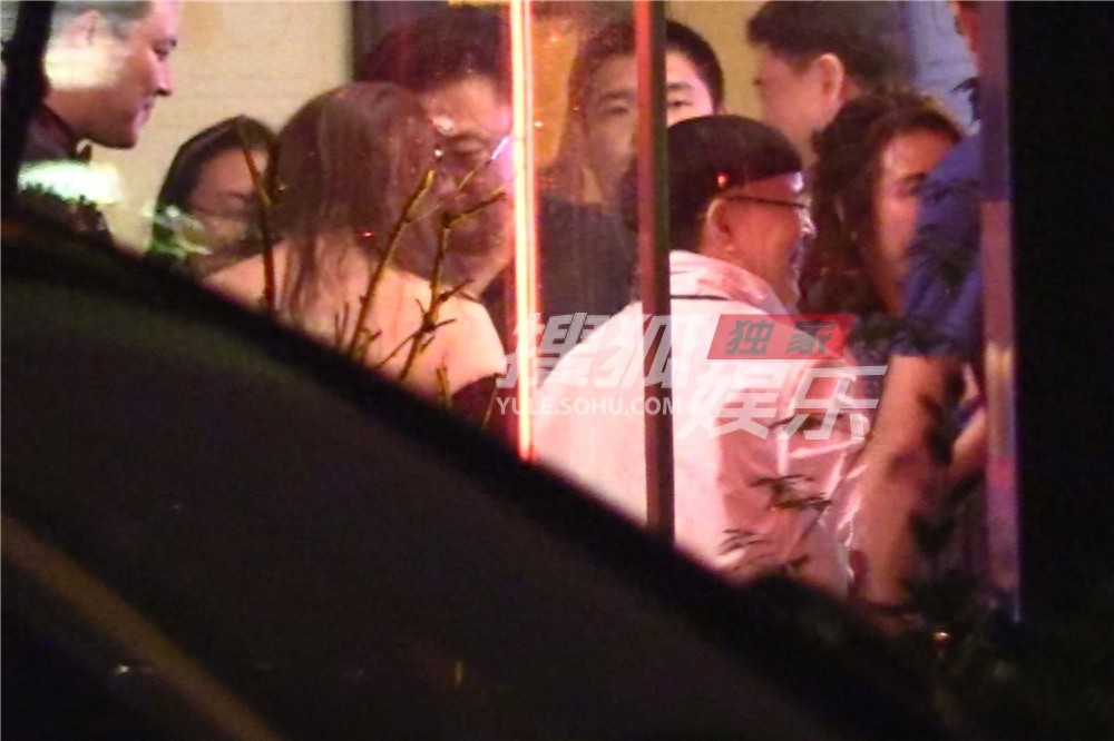 独家：刘纯燕和老公王宁会友！金龟子发型依旧不变