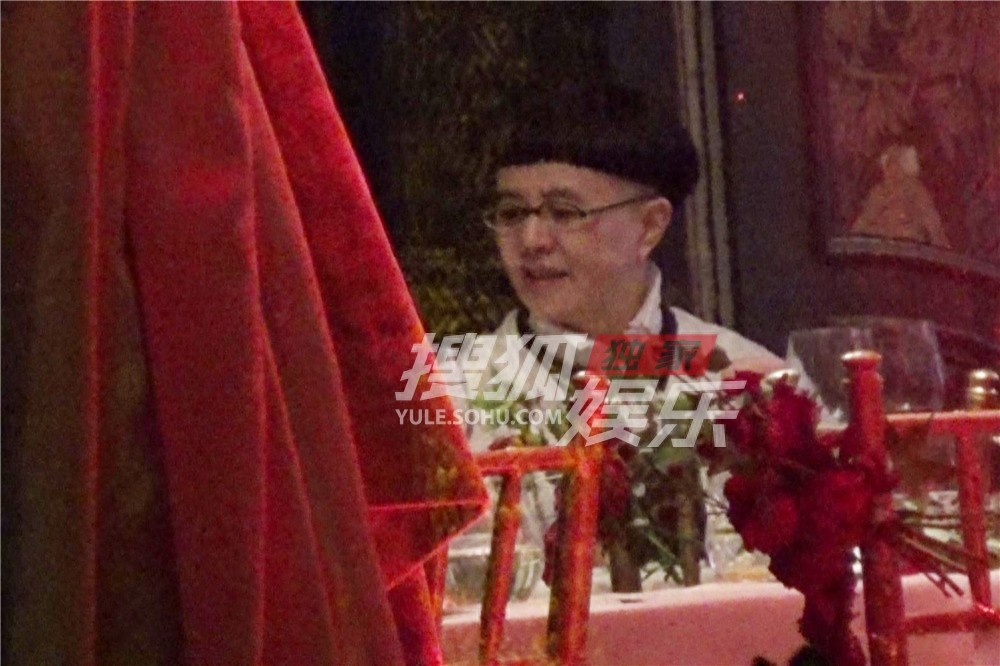 独家：刘纯燕和老公王宁会友！金龟子发型依旧不变