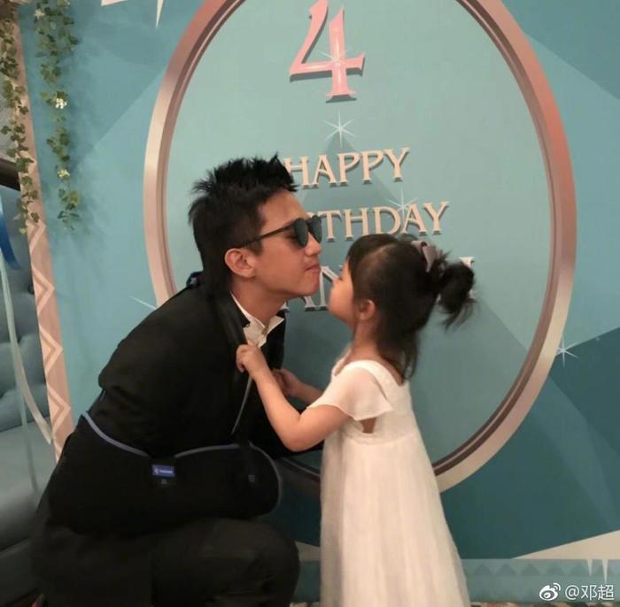 邓超低调为小女庆生,父女昵称太狗血,画面唯美得像动画场景