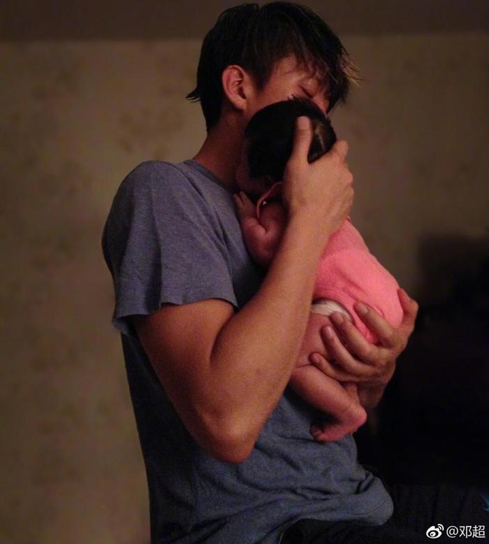 邓超低调为小女庆生,父女昵称太狗血,画面唯美得像动画场景