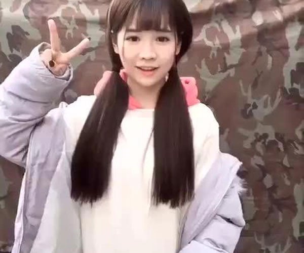 呆晴和余逢贵直播亲吻 当中发脾气让人怀疑余逢贵人品