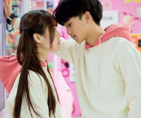 呆晴和余逢贵直播亲吻 当中发脾气让人怀疑余逢贵人品