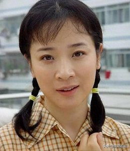 ​陈小艺从辉煌到绯闻低谷，又凭《好运家》重获观众支持，咋做到的